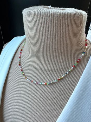 Collier ras de cou en perles multicolore avec chaînette réglable