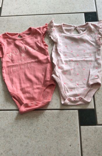 2 bodys sans manches