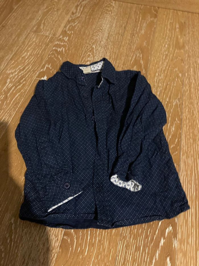 Chemise bleu marine à pois blanc