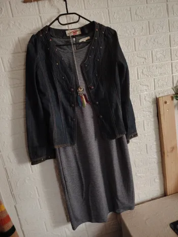 Ensemble robe, veste en jeans et collier