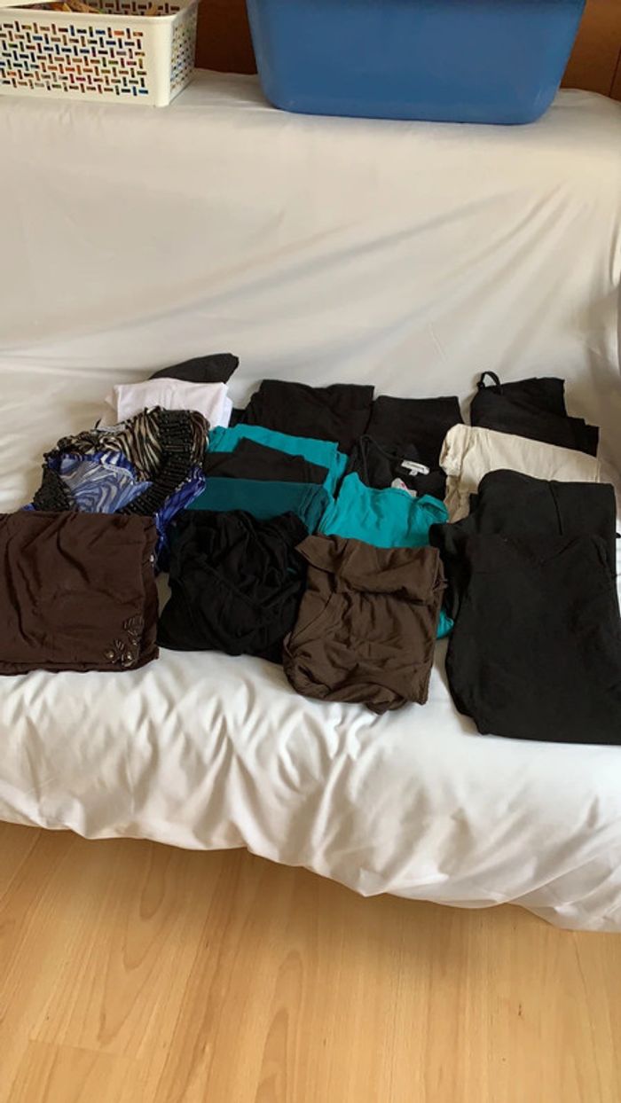 Lot de 18 vêtements de grossesse