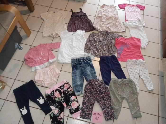 Lot de 17  vêtements bébé fille 12  mois, mi saison été, robes, jean, leggings, blouse etc..