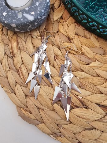 Jolie paire de boucles d'oreilles fantaisie argentées