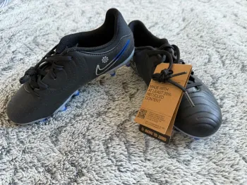 Crampons moulés NEUF Adidas - taille 35.5