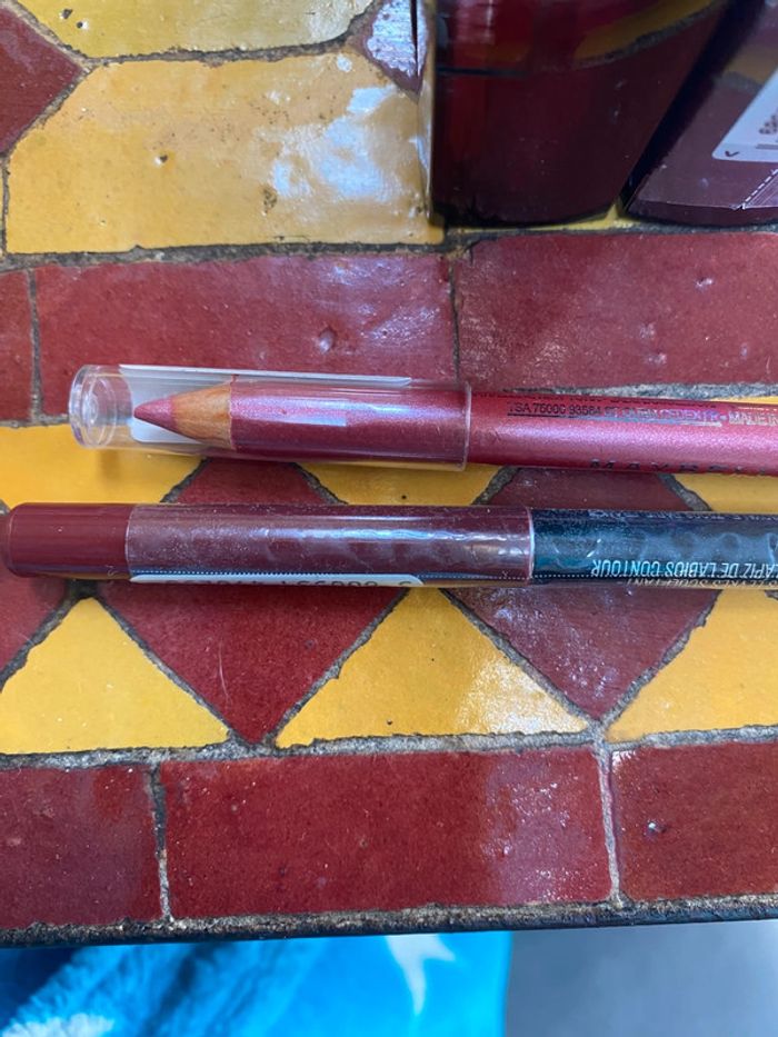 Lot crayon et rouge à lèvre - photo numéro 2