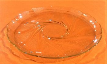 Années 1970  Plat de service polylobé  Arcoroc France  Verre modèle Rosaline