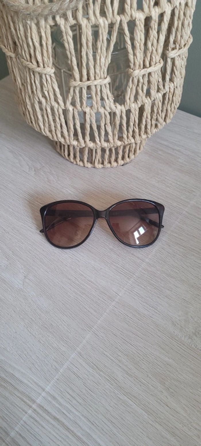 Jolie paire de lunettes de soleil - photo numéro 3