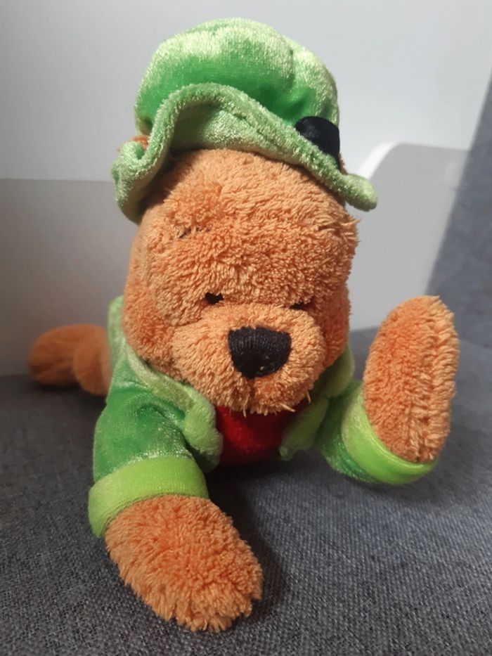 Peluche / doudou winnie L'ourson Saint Patrick