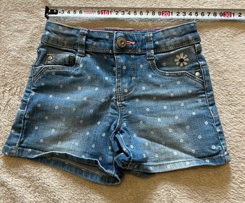 Short Okaïdi - 4 ans 👕  Short pour enfant, taille 4 ans, de la marque Okaïdi.  Idéal pour l’été et