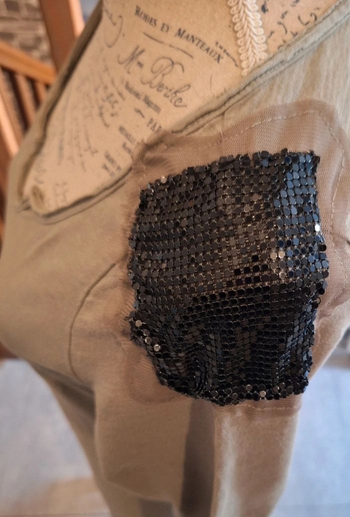 Tee-shirt kaki avec des sequins noirs sur les épaules - photo numéro 3