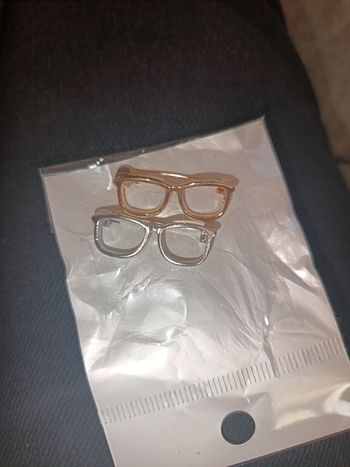 2 broches lunettes 