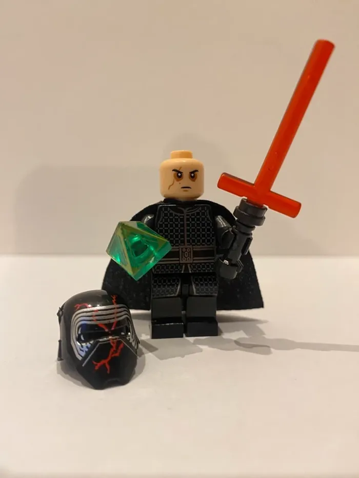 Figurine type lego Kylo Ren avec l’holocron vert. Star Wars - photo numéro 2