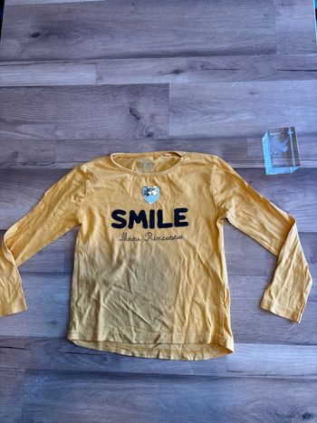 Je vend un haut manche longue fille taille 6 ans très bon état 