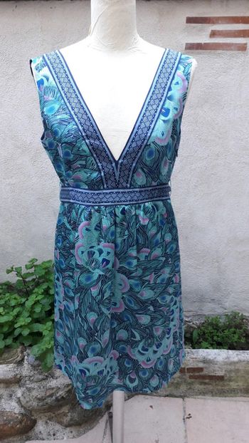 Magnifique robe satinée, décolleté profond devant et dos