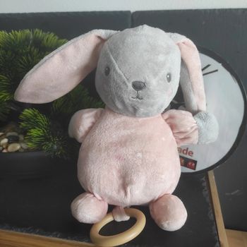 Peluche musicale lapin Simba toys kiabi rose étoiles blanches 20 cm gris