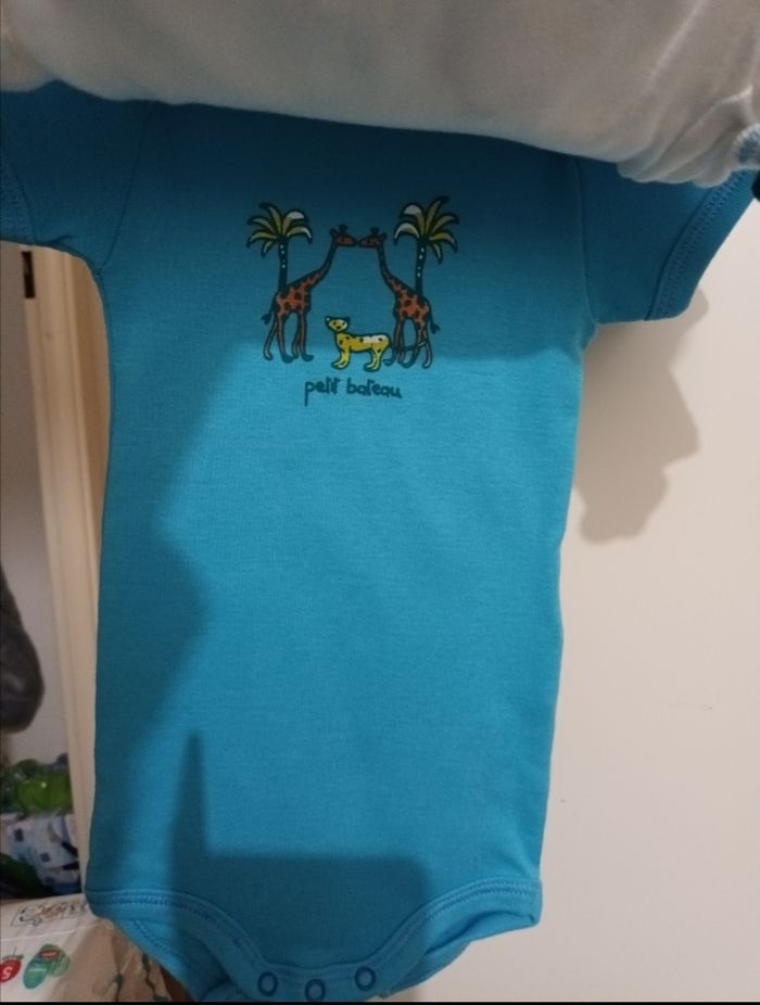 Lot 3 bodies 6 mois petit bateau neuf - photo numéro 2