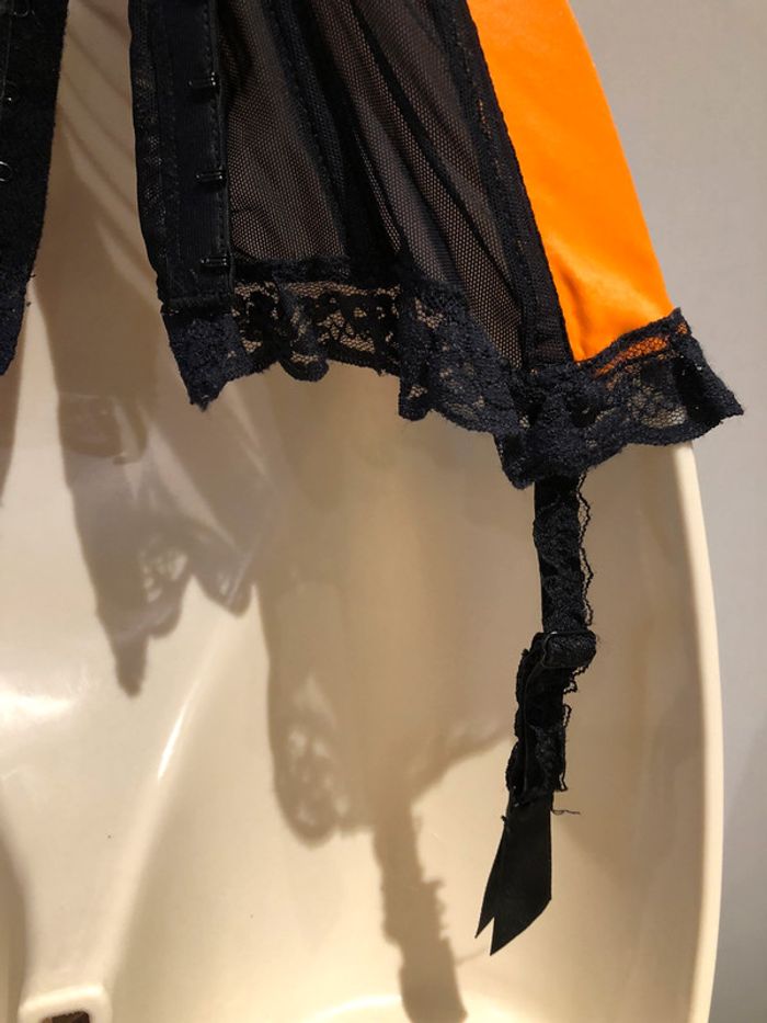 Guêpière orange et noir 90 B - photo numéro 18