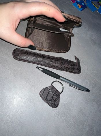 Ensemble maroquinerie porte monnaie porte crayon crayon porte clé porte carte miroir neuf