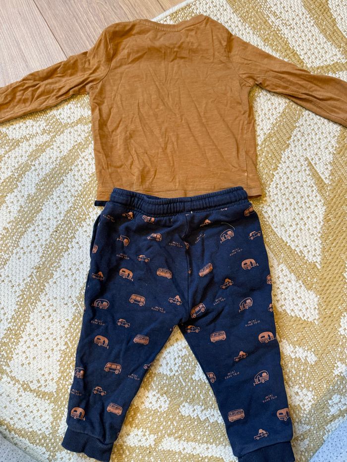 T shirt marron et pantalon bleu marine - photo numéro 2