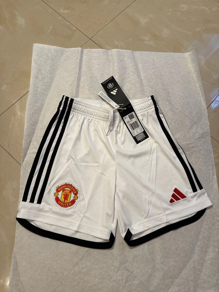 Short de foot Adidas équipe Manchester united avec chaussettes taille 9/10 ans authentique neuf - photo numéro 3