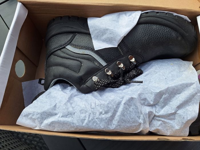 Chaussures de sécurité basses neuves pointure 43