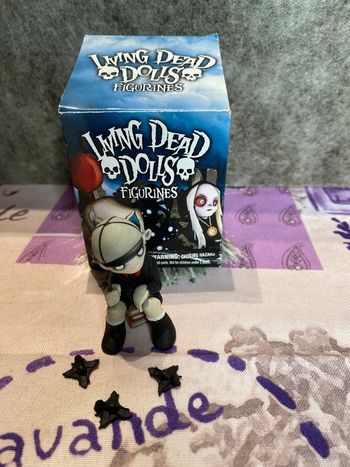 Pas d envoie avec homerr living dead dolls figurine Damien noir