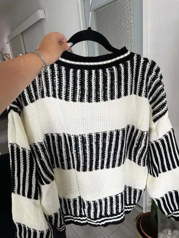 Pull noir et blanc - neuf - photo numéro 4