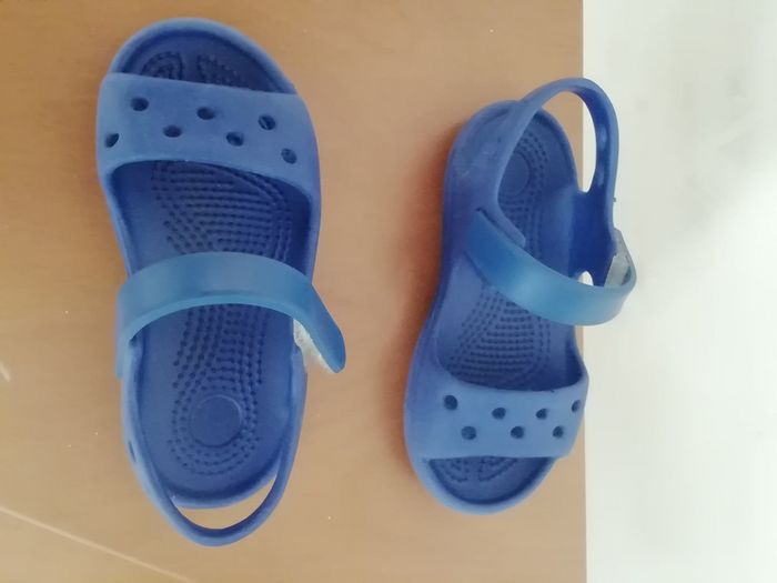 Vends chaussures de plage bleues - photo numéro 2