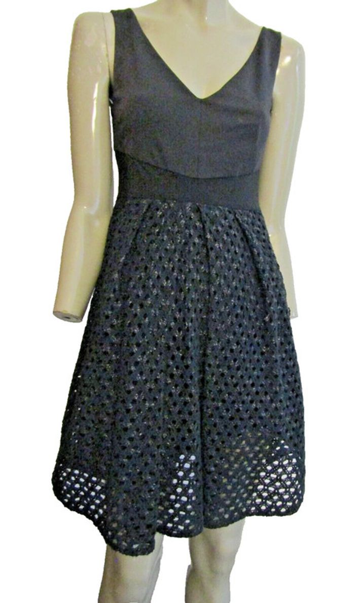 robe chic doublée zip au dos coupe courte marque pinko taille indiquée 36 peut aller a un 34