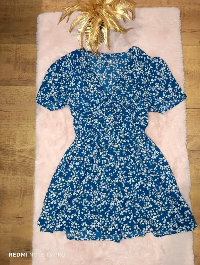 Robe shein xs bleu à fleurs blanches