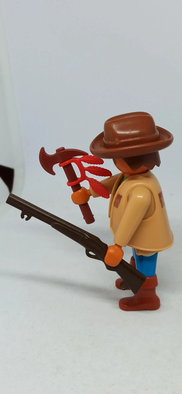 Homme avec haut marron et vert avec accessoires playmobil - photo numéro 4