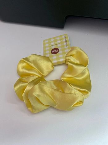 Chouchou matière satinée jaune