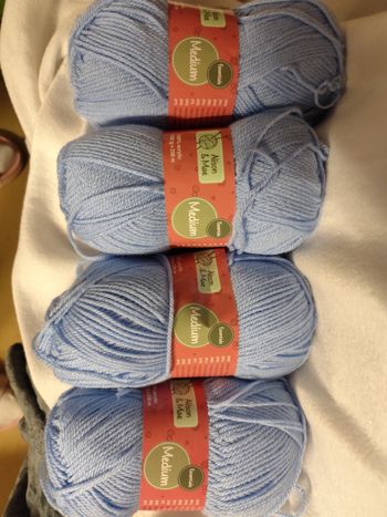 4 pelotes bleu ciel