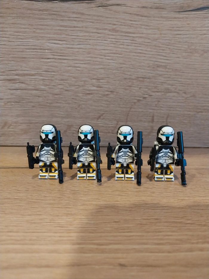 Figurines type lego 4 clones noir et blanc star wars