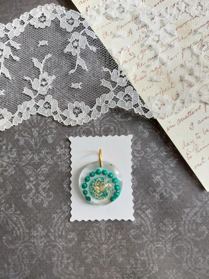 magnifique pendentif en résine avec fleurs et chaînette en perle couleur turquoise nacrée - photo numéro 4