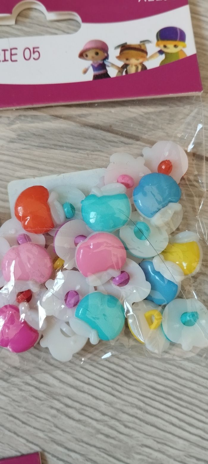 Lot de 3 paquets de boutons fantaisie en plastique neuf - photo numéro 2