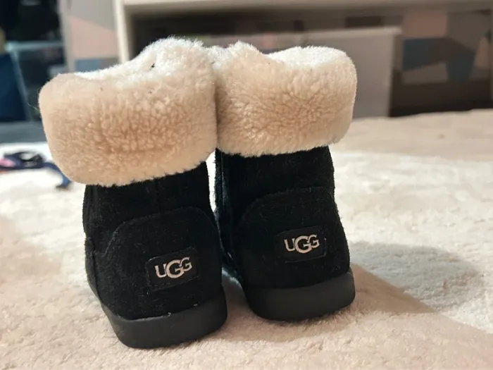 Bottines noires fourrees UGG fille 23,5 Tbe - photo numéro 5