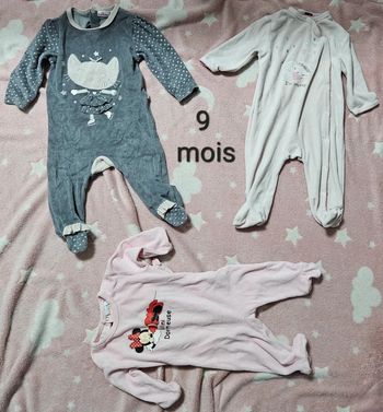 3 pyjamas en velours 9 mois. Dont un Disney minnie