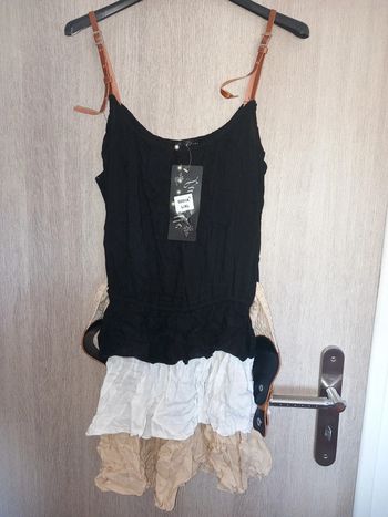 Jolie robe à volants de différentes couleurs