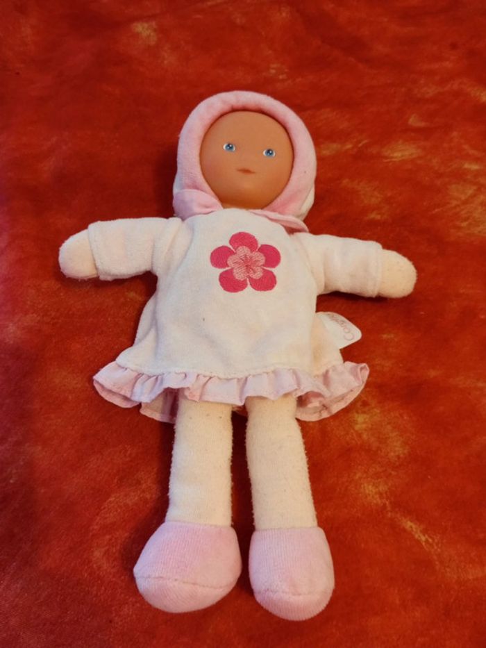 Poupée Corolle rose avec fleur