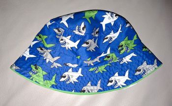 Chapeau requins 6/8 ans h&m