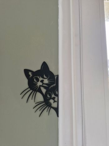 Décoration murale chats curieux