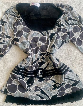 Haut motifs fleurs et fausse ceinture vintage chic