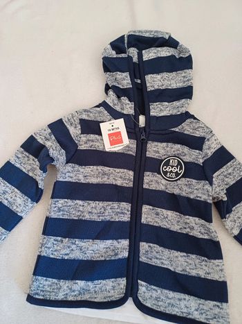 Gilet zippé avec t-shirt 18 mois neuf