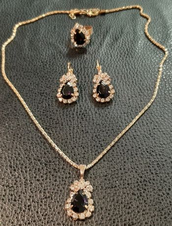 Très jolie parure dorée vintage en strass et pierre noire
