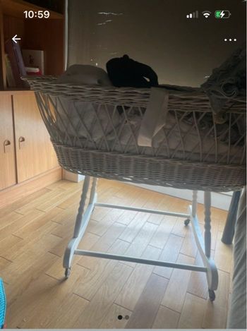 Berceau, andeau , petit lit sur pieds  en osier