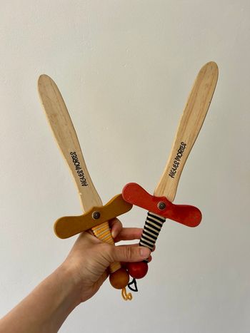 Lot de 2 épées en bois pour petit chevalier 
