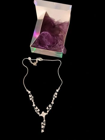 Collier avec strass argentés - neuf