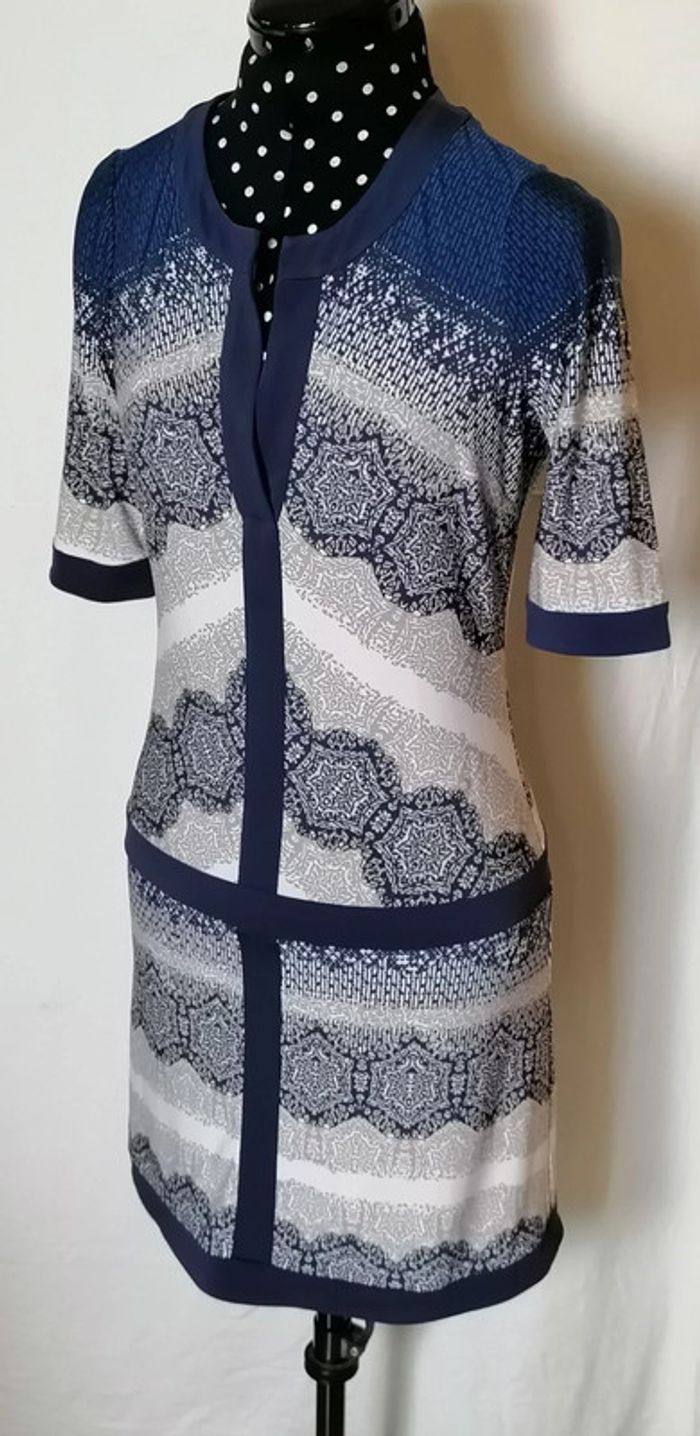 Robe court motifs ethniques marine blanc beige taille xxs BCBG Maxazria - photo numéro 7