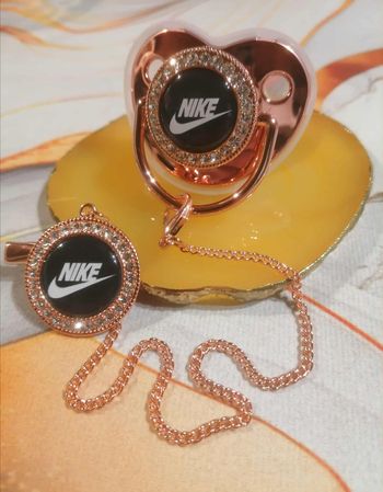 Tétine Nike rose gold